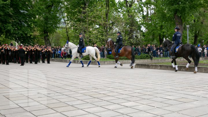 Sărbătoare fastuoasă în scuarul Catedralei din Chişinău. Liderii PDM au adus un omagiu veteranilor de război (FOTOREPORT)