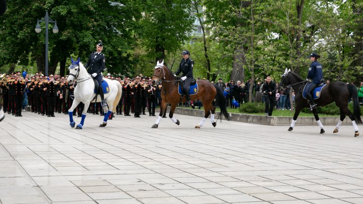 PARADĂ INEDITĂ în centrul Capitalei de 9 Mai. CAII au defilat pe ritmurile muzicii lui Eugen Doga (FOTOREPORT / VIDEO)