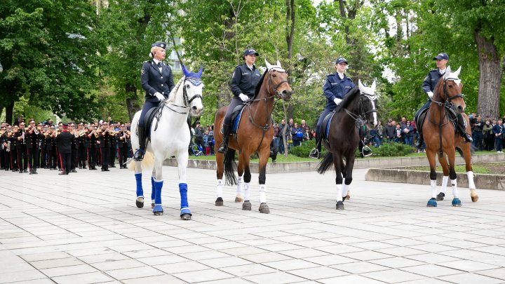 PARADĂ INEDITĂ în centrul Capitalei de 9 Mai. CAII au defilat pe ritmurile muzicii lui Eugen Doga (FOTOREPORT / VIDEO)