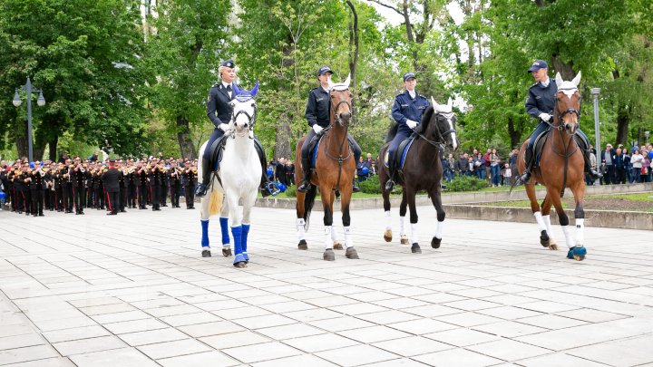 PARADĂ INEDITĂ în centrul Capitalei de 9 Mai. CAII au defilat pe ritmurile muzicii lui Eugen Doga (FOTOREPORT / VIDEO)