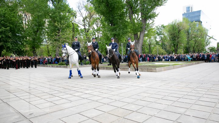 PARADĂ INEDITĂ în centrul Capitalei de 9 Mai. CAII au defilat pe ritmurile muzicii lui Eugen Doga (FOTOREPORT / VIDEO)