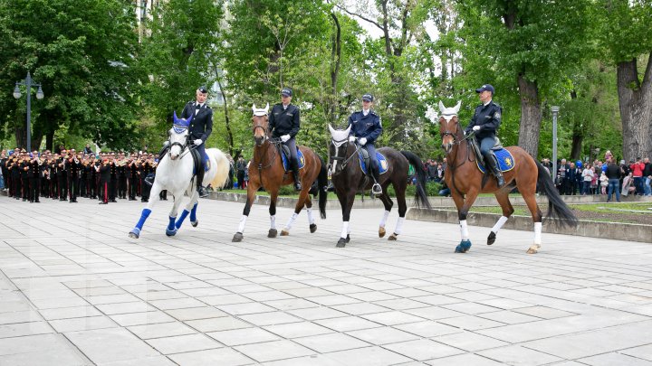 PARADĂ INEDITĂ în centrul Capitalei de 9 Mai. CAII au defilat pe ritmurile muzicii lui Eugen Doga (FOTOREPORT / VIDEO)