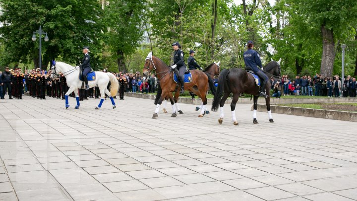 PARADĂ INEDITĂ în centrul Capitalei de 9 Mai. CAII au defilat pe ritmurile muzicii lui Eugen Doga (FOTOREPORT / VIDEO)