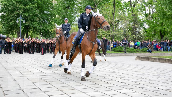 PARADĂ INEDITĂ în centrul Capitalei de 9 Mai. CAII au defilat pe ritmurile muzicii lui Eugen Doga (FOTOREPORT / VIDEO)