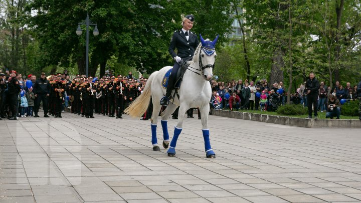 PARADĂ INEDITĂ în centrul Capitalei de 9 Mai. CAII au defilat pe ritmurile muzicii lui Eugen Doga (FOTOREPORT / VIDEO)