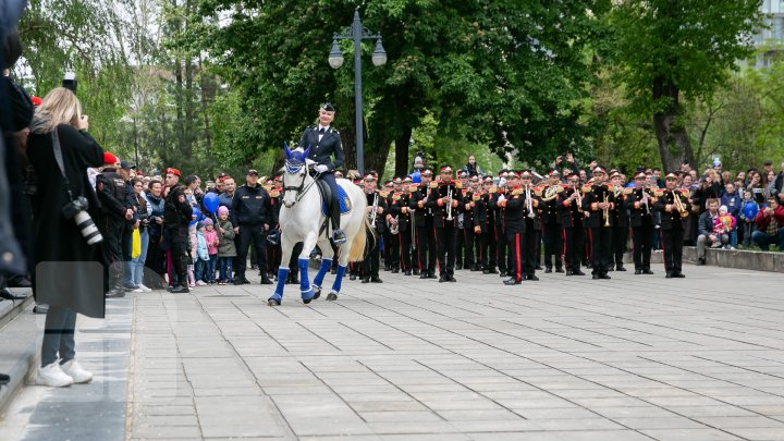 PARADĂ INEDITĂ în centrul Capitalei de 9 Mai. CAII au defilat pe ritmurile muzicii lui Eugen Doga (FOTOREPORT / VIDEO)