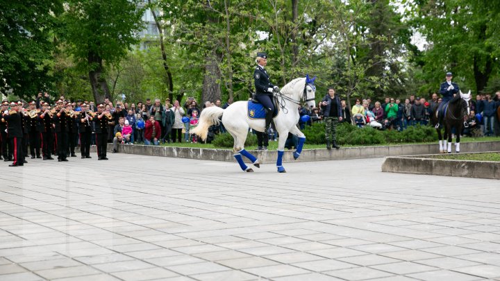 PARADĂ INEDITĂ în centrul Capitalei de 9 Mai. CAII au defilat pe ritmurile muzicii lui Eugen Doga (FOTOREPORT / VIDEO)