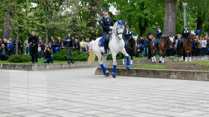 PARADĂ INEDITĂ în centrul Capitalei de 9 Mai. CAII au defilat pe ritmurile muzicii lui Eugen Doga (FOTOREPORT / VIDEO)