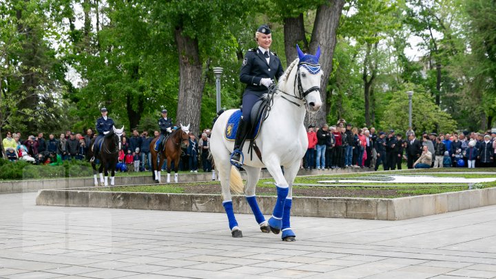 PARADĂ INEDITĂ în centrul Capitalei de 9 Mai. CAII au defilat pe ritmurile muzicii lui Eugen Doga (FOTOREPORT / VIDEO)