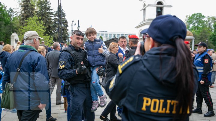 Sărbătoare fastuoasă în scuarul Catedralei din Chişinău. Liderii PDM au adus un omagiu veteranilor de război (FOTOREPORT)