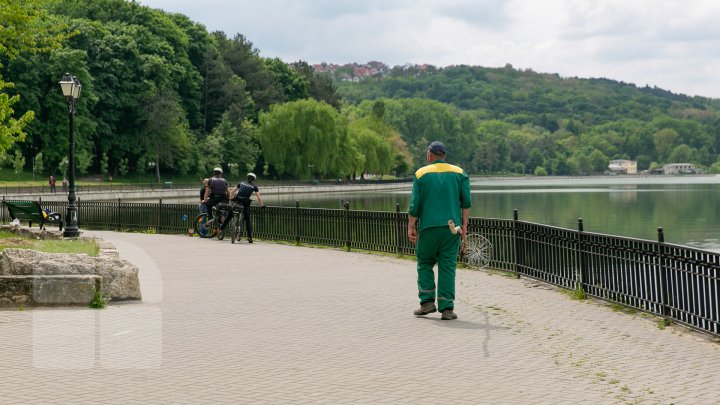 PREGĂTIRI DE SEZONUL ESTIVAL: Muncitorii îndepărtează deşeurile, conectează dușurile la apă şi instalează cabine de schimb 