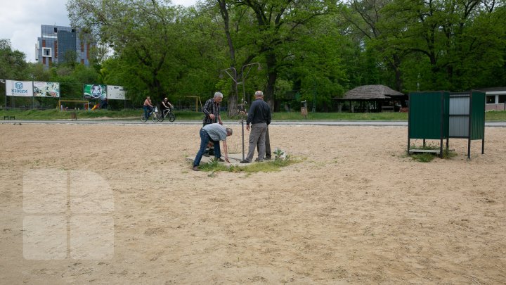 PREGĂTIRI DE SEZONUL ESTIVAL: Muncitorii îndepărtează deşeurile, conectează dușurile la apă şi instalează cabine de schimb 