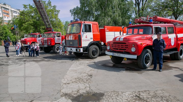 Expoziție de autospeciale cu istorie în Capitală. Unele mașini expuse au aproape 60 de ani (FOTOREPORT)