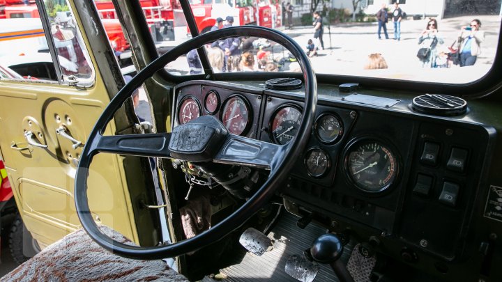 Expoziție de autospeciale cu istorie în Capitală. Unele mașini expuse au aproape 60 de ani (FOTOREPORT)