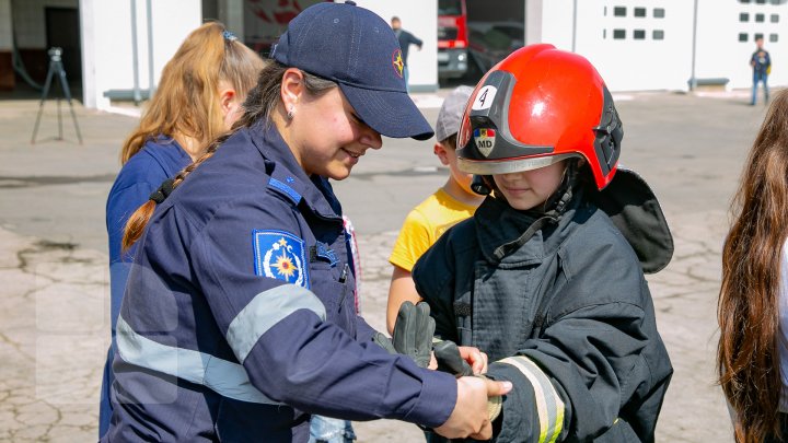 Expoziție de autospeciale cu istorie în Capitală. Unele mașini expuse au aproape 60 de ani (FOTOREPORT)