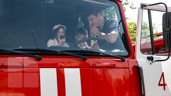 Expoziție de autospeciale cu istorie în Capitală. Unele mașini expuse au aproape 60 de ani (FOTOREPORT)