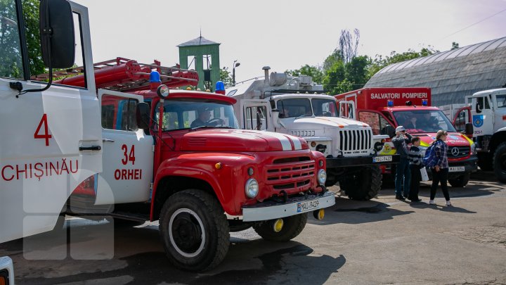 Expoziție de autospeciale cu istorie în Capitală. Unele mașini expuse au aproape 60 de ani (FOTOREPORT)