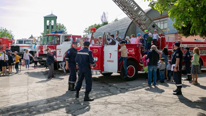 Expoziție de autospeciale cu istorie în Capitală. Unele mașini expuse au aproape 60 de ani (FOTOREPORT)