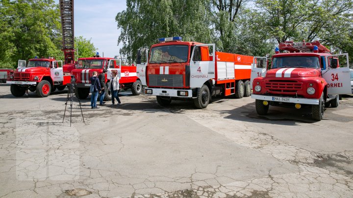 Expoziție de autospeciale cu istorie în Capitală. Unele mașini expuse au aproape 60 de ani (FOTOREPORT)