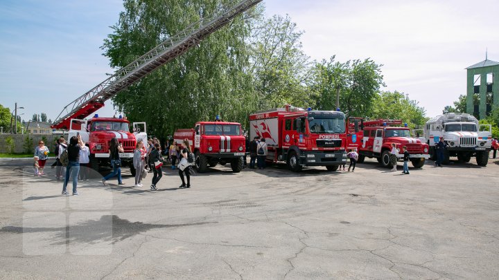 Expoziție de autospeciale cu istorie în Capitală. Unele mașini expuse au aproape 60 de ani (FOTOREPORT)