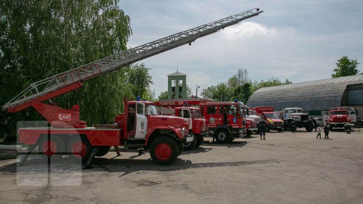 Expoziție de autospeciale cu istorie în Capitală. Unele mașini expuse au aproape 60 de ani (FOTOREPORT)