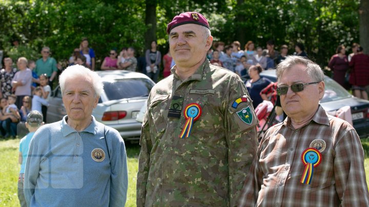 Mai mulţi oameni au sărit cu PARAŞUTA în memoria generalului Grigore Baştan (FOTOREPORT)