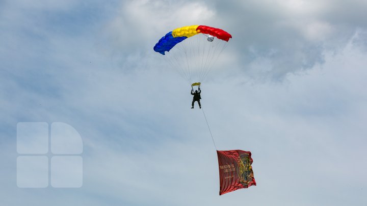 Mai mulţi oameni au sărit cu PARAŞUTA în memoria generalului Grigore Baştan (FOTOREPORT)