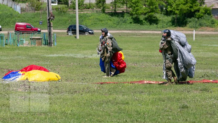 Mai mulţi oameni au sărit cu PARAŞUTA în memoria generalului Grigore Baştan (FOTOREPORT)