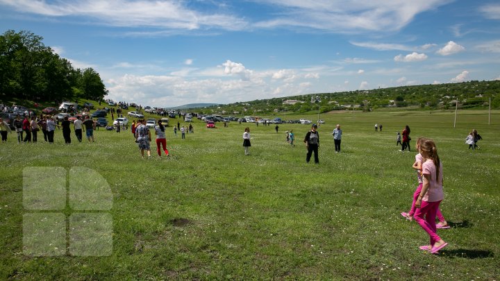 Mai mulţi oameni au sărit cu PARAŞUTA în memoria generalului Grigore Baştan (FOTOREPORT)