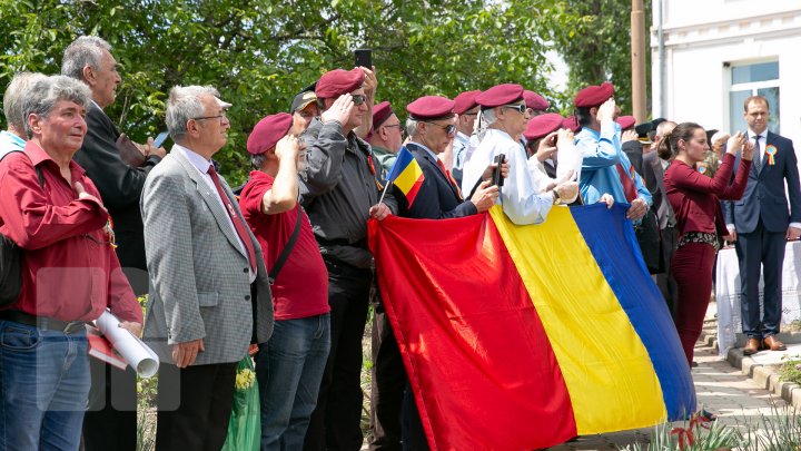 Mai mulţi oameni au sărit cu PARAŞUTA în memoria generalului Grigore Baştan (FOTOREPORT)