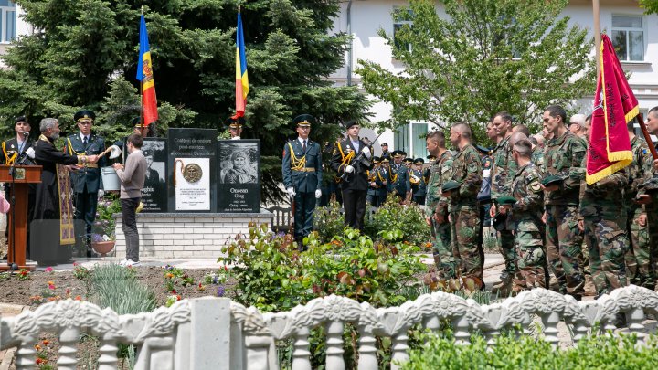 Mai mulţi oameni au sărit cu PARAŞUTA în memoria generalului Grigore Baştan (FOTOREPORT)