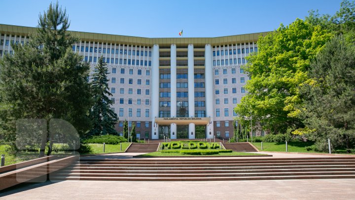 Ziua uşilor deschise la Parlament. Oamenii au venit să vadă unde lucrează deputaţii şi le-au sugerat să lase orgoliile (FOTO)