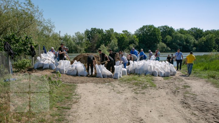 Risc de inundaţii: 7.500 de saci cu nisip au fost instalaţi pe digul de 3 kilometri de la Crocmaz (FOTOREPORT)