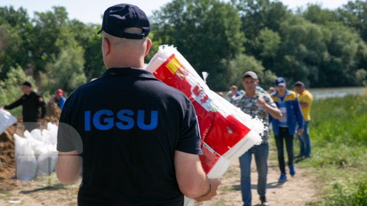 Risc de inundaţii: 7.500 de saci cu nisip au fost instalaţi pe digul de 3 kilometri de la Crocmaz (FOTOREPORT)