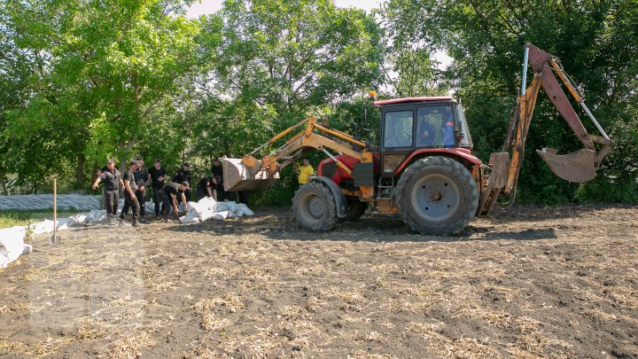 Risc de inundaţii: 7.500 de saci cu nisip au fost instalaţi pe digul de 3 kilometri de la Crocmaz (FOTOREPORT)