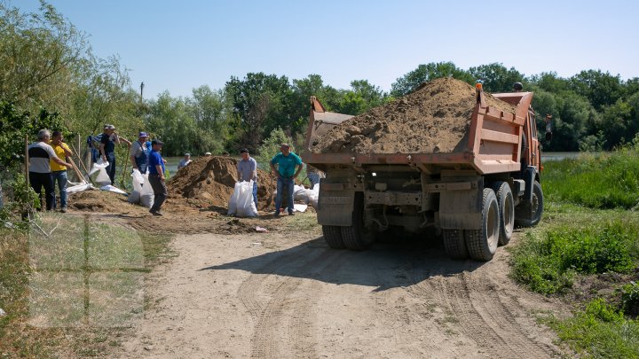 Risc de inundaţii: 7.500 de saci cu nisip au fost instalaţi pe digul de 3 kilometri de la Crocmaz (FOTOREPORT)