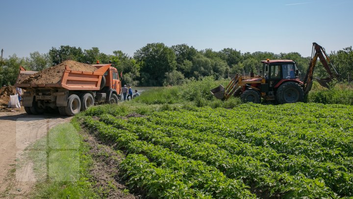 Risc de inundaţii: 7.500 de saci cu nisip au fost instalaţi pe digul de 3 kilometri de la Crocmaz (FOTOREPORT)