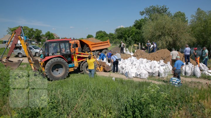 Risc de inundaţii: 7.500 de saci cu nisip au fost instalaţi pe digul de 3 kilometri de la Crocmaz (FOTOREPORT)