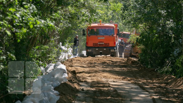 Risc de inundaţii: 7.500 de saci cu nisip au fost instalaţi pe digul de 3 kilometri de la Crocmaz (FOTOREPORT)