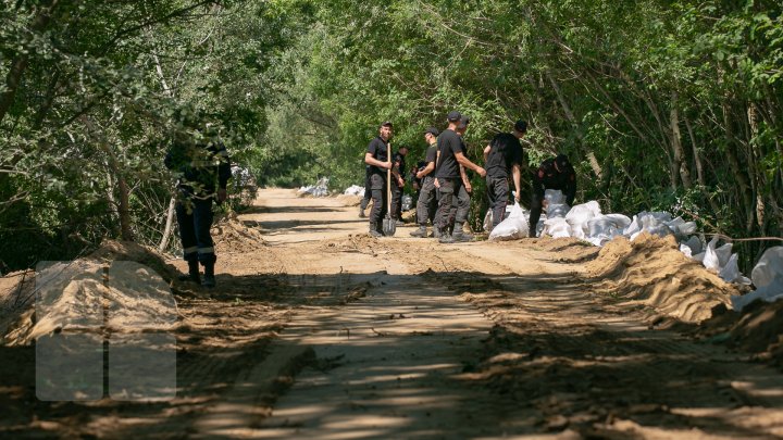 Risc de inundaţii: 7.500 de saci cu nisip au fost instalaţi pe digul de 3 kilometri de la Crocmaz (FOTOREPORT)