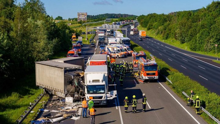 IMAGINI DRAMATICE în urma unui ACCIDENT CU VICTIME produs în Germania. 10 de pompieri au intervenit la faţa locului