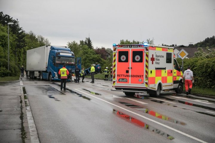 IMAGINI DE GROAZĂ în urma unui ACCIDENT în Germania. Şoferul unui automobil a intrat cu VITEZĂ NEBUNĂ într-un TIR (FOTO)