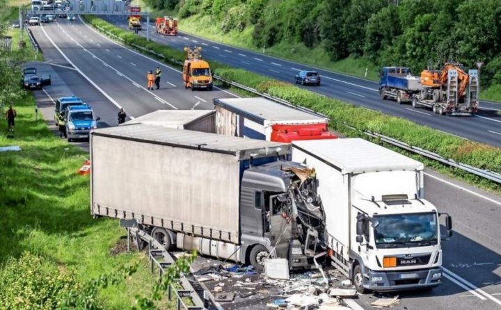 IMAGINI DRAMATICE în urma unui ACCIDENT CU VICTIME produs în Germania. 10 de pompieri au intervenit la faţa locului