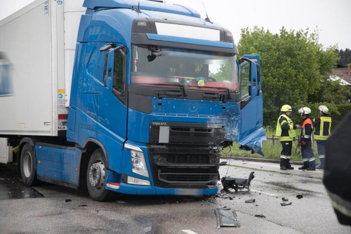 IMAGINI DE GROAZĂ în urma unui ACCIDENT în Germania. Şoferul unui automobil a intrat cu VITEZĂ NEBUNĂ într-un TIR (FOTO)