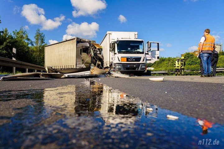 IMAGINI DRAMATICE în urma unui ACCIDENT CU VICTIME produs în Germania. 10 de pompieri au intervenit la faţa locului