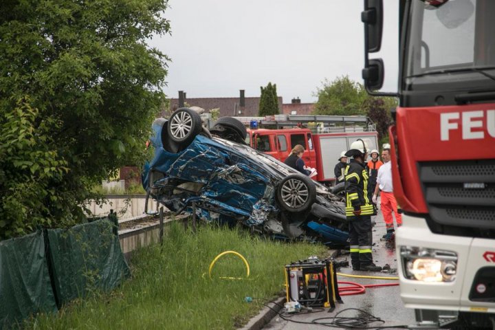 IMAGINI DE GROAZĂ în urma unui ACCIDENT în Germania. Şoferul unui automobil a intrat cu VITEZĂ NEBUNĂ într-un TIR (FOTO)