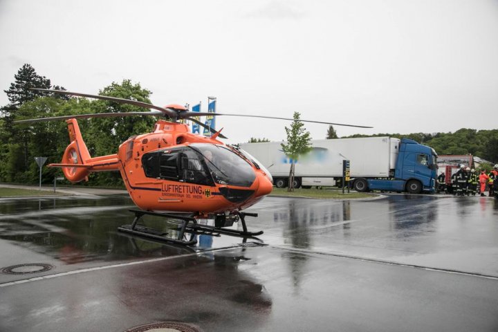 IMAGINI DE GROAZĂ în urma unui ACCIDENT în Germania. Şoferul unui automobil a intrat cu VITEZĂ NEBUNĂ într-un TIR (FOTO)