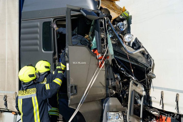 IMAGINI DRAMATICE în urma unui ACCIDENT CU VICTIME produs în Germania. 10 de pompieri au intervenit la faţa locului