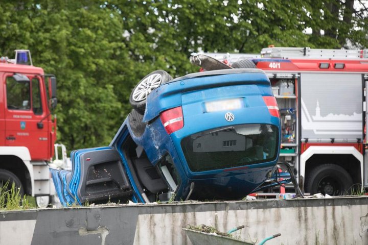 IMAGINI DE GROAZĂ în urma unui ACCIDENT în Germania. Şoferul unui automobil a intrat cu VITEZĂ NEBUNĂ într-un TIR (FOTO)