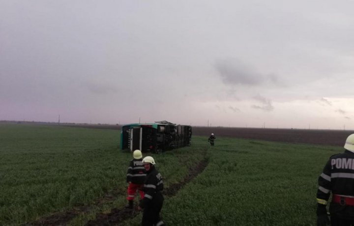 TORNADĂ URIAȘĂ în România. Un autocar răsturnat și șapte oameni răniți (FOTO)